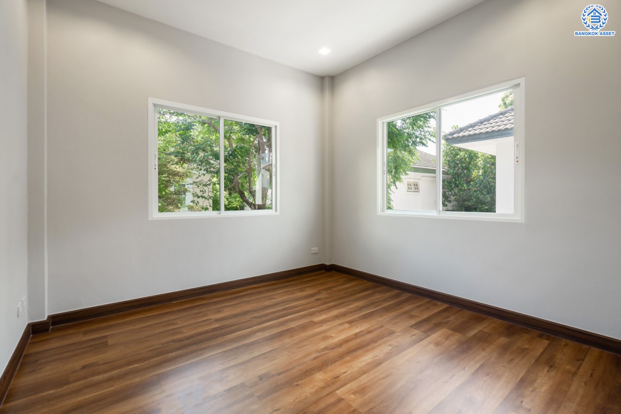 บ้านมือสองตกแต่งใหม่ ม.ราชพฤกษ์ บางบอน4 หลังมุม ตกแต่งหรูหรา เนื้อที่ 102 ตร.ว. ฟังก์ชัน 3 ห้องนอน 3 ห้องน้ำ จอดรถได้ 4 คัน พื้นที่สนามหญ้ากว้างกว่า 106 ตร.ม. บนทำเลศักยภาพ เชื่อมต่อหลายเส้นทาง ใกล้เดอะมอลล์บางแค จุดขึ้นทางด่วน "เพชรเกษม" และรถไฟฟ้าสายสีน้ำเงิน "สถานีหลักสอง"